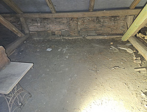 Zateplení stropu rodinného domu pomocí foukané izolace